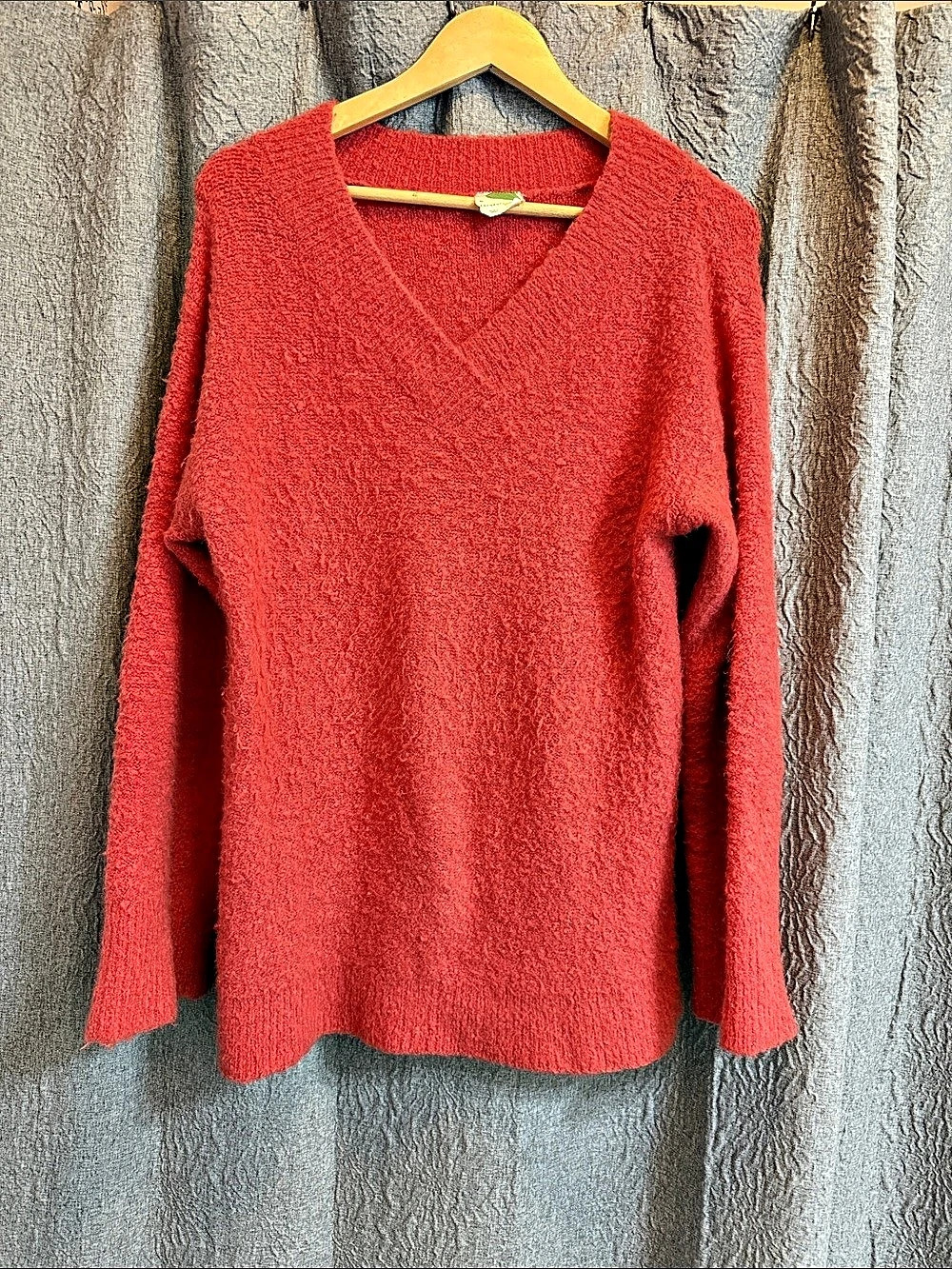 Anthropologie V-Neck Sweater in Red/Coral Size Medium Like New